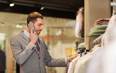 4k壁纸服装店销售,购物,时尚,沟通人的快乐的轻人打电话智能手机选择